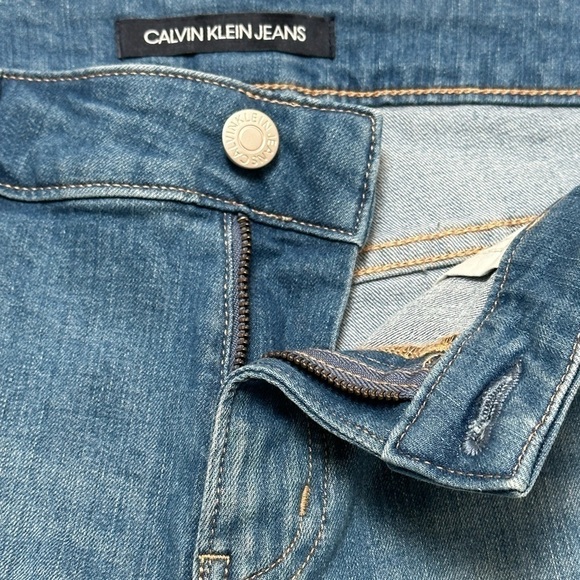 Calvin Klein jeans shorts size 10 with rolled him dark wash - Picture 5 of 6